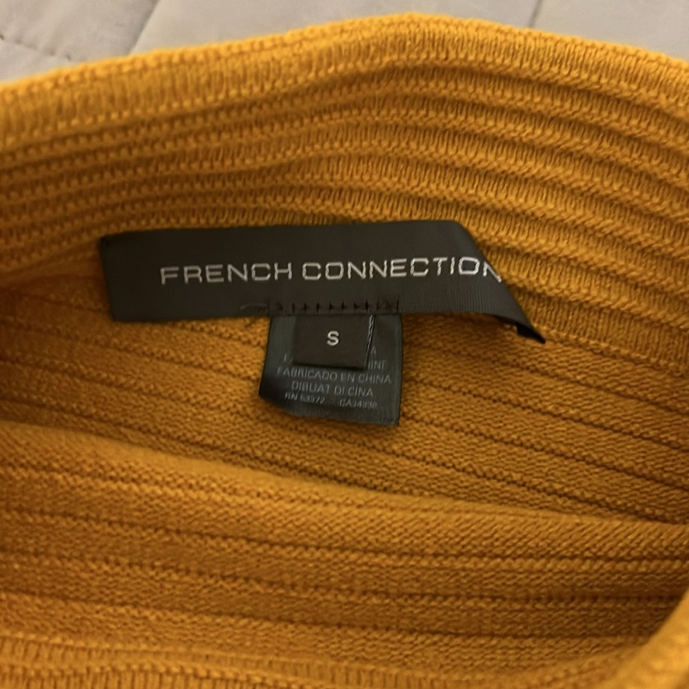 Perfect Condition Sweater Size Small - image 2